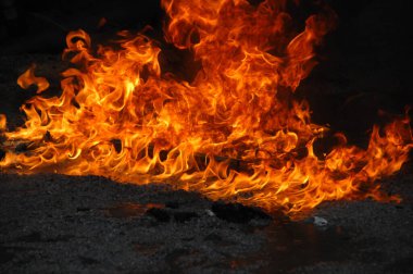 Ateş alevi siyah arkaplanda izole edildi