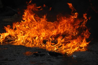 Ateş alevi siyah arkaplanda izole edildi