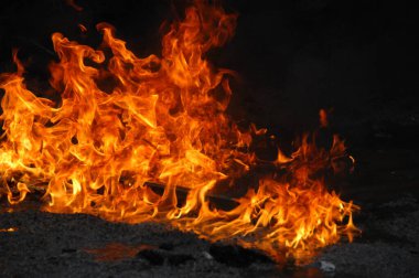 Ateş alevi siyah arkaplanda izole edildi