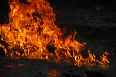 Ateş alevi siyah arkaplanda izole edildi