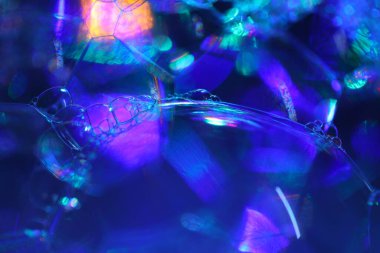 Renkli suda hava kabarcıkları