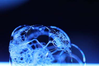 Renkli suda hava kabarcıkları