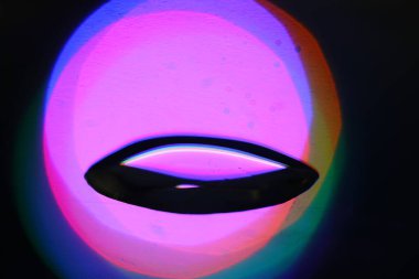 Renkli suda hava kabarcıkları