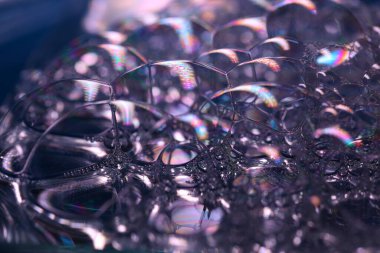 Renkli suda hava kabarcıkları