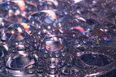 Renkli suda hava kabarcıkları