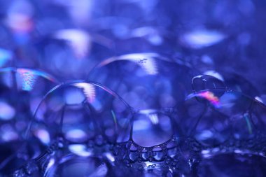 Renkli suda hava kabarcıkları