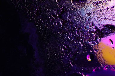 Renkli camlara yağ damlaları