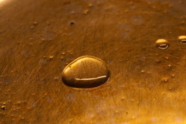 Metal yüzeyde yağ damlaları