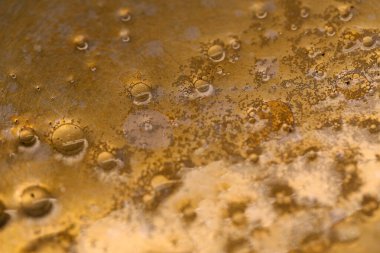 Metal yüzeyde yağ damlaları