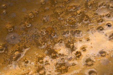 Metal yüzeyde yağ damlaları