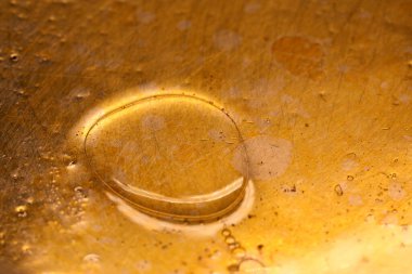 Metal yüzeyde yağ damlaları