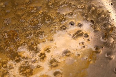 Metal yüzeyde yağ damlaları