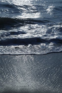 Ay ışığında Su Dalgaları