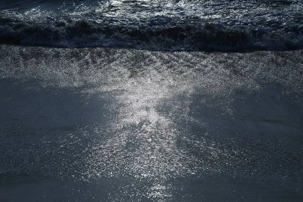 Okyanus Dalgaları Deniz Suyu Fırtınası Gece Işığında — Stok fotoğraf