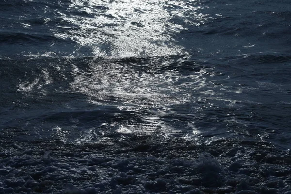 Okyanus Dalgaları Deniz Suyu Fırtınası Gece Işığında — Stok fotoğraf