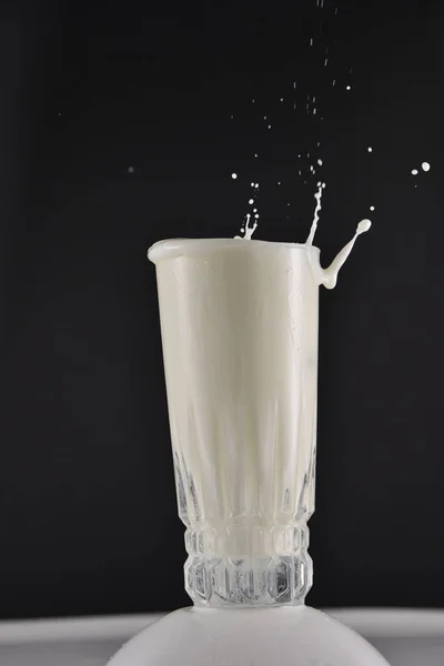 白い背景のミルクのガラス — ストック写真