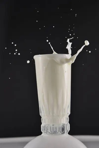 白い背景のミルクのガラス — ストック写真