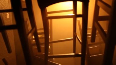 Restoran deposundaki sandalyeler.