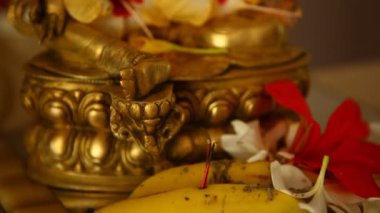 Hindistan tapınağında Hindu tanrısı heykeli