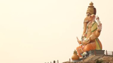 Hindistan tapınağında Hindu tanrısı heykeli