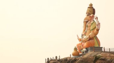 Hindistan tapınağında Hindu tanrısı heykeli