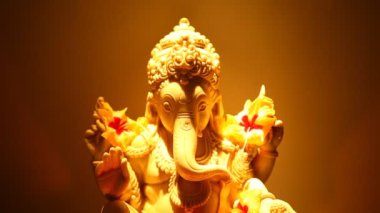 Hindistan tapınağında Hindu tanrısı heykeli