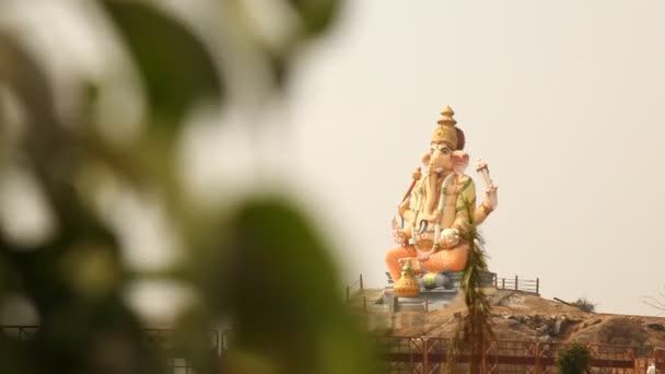 Hindistan Tapınağında Hindu Tanrısı Heykeli — Stok video