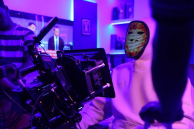 Önde Maskeli Hacker Bilgisayarlar üzerinde çalışıyor