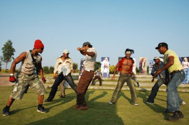 Hintli Dansçılar Hyderabad kılığında Hindistan 26 Şubat 2024