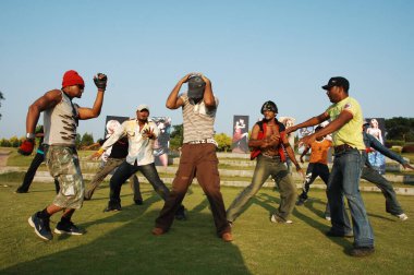 Hintli Dansçılar Hyderabad kılığında Hindistan 26 Şubat 2024