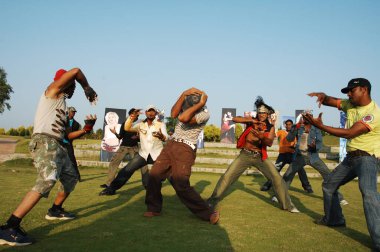 Hintli Dansçılar Hyderabad kılığında Hindistan 26 Şubat 2024