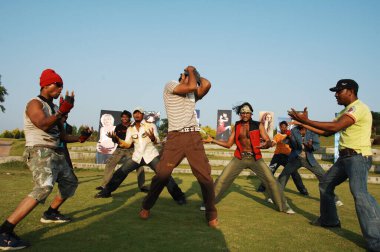 Hintli Dansçılar Hyderabad kılığında Hindistan 26 Şubat 2024