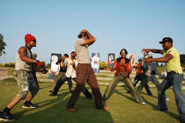 Hintli Dansçılar Hyderabad kılığında Hindistan 26 Şubat 2024