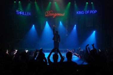 25 Şubat 2024 Hyderabad India 'da kadın dansçı silueti.