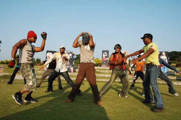 Hintli Dansçılar Hyderabad kılığında Hindistan 26 Şubat 2024