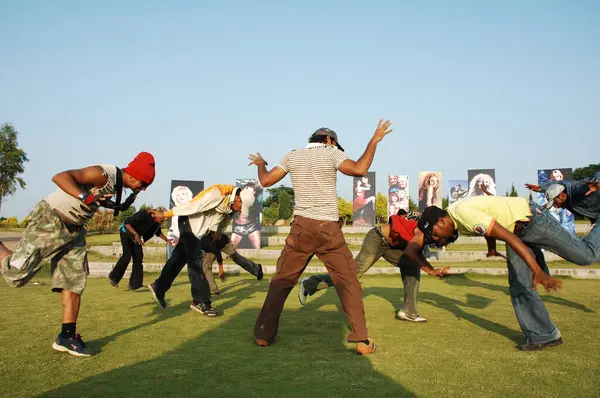 Hintli Dansçılar Hyderabad kılığında Hindistan 26 Şubat 2024