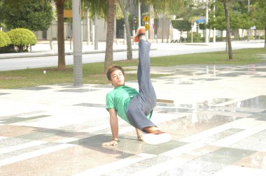 Genç Erkek Sporcu Parkour Tricks Hyderabad Hindistan 25 Şubat 2024