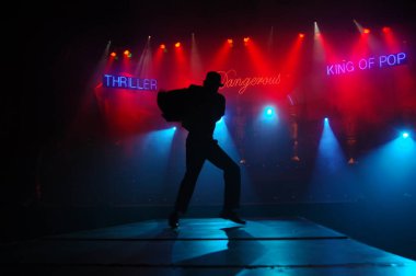 Sahnede dansçı silueti. 25 Şubat 2024 Hyderabad India.