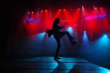 Sahnede dansçı silueti. 25 Şubat 2024 Hyderabad India.