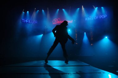 Sahnede dansçı silueti. 25 Şubat 2024 Hyderabad India.