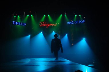 Sahnede dansçı silueti. 25 Şubat 2024 Hyderabad India.