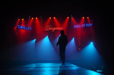 Sahnede dansçı silueti. 25 Şubat 2024 Hyderabad India.