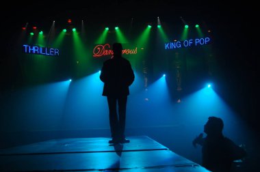 Sahnede dansçı silueti. 25 Şubat 2024 Hyderabad India.