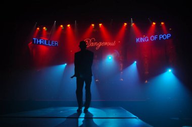 Sahnede dansçı silueti. 25 Şubat 2024 Hyderabad India.