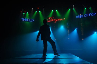 Sahnede dansçı silueti. 25 Şubat 2024 Hyderabad India.