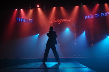 Sahnede dansçı silueti. 25 Şubat 2024 Hyderabad India.