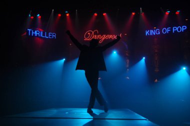 Sahnede dansçı silueti. 25 Şubat 2024 Hyderabad India.