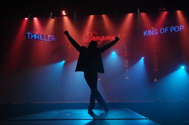 Sahnede dansçı silueti. 25 Şubat 2024 Hyderabad India.