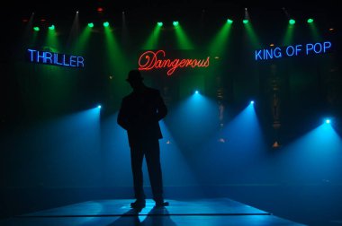 Sahnede dansçı silueti. 25 Şubat 2024 Hyderabad India.