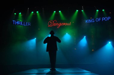 Sahnede dansçı silueti. 25 Şubat 2024 Hyderabad India.